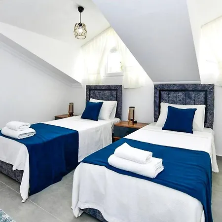 빌라 4 Bedroom - 5847 *